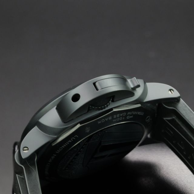 Panerai Luminor Luna Rossa PAM01037 Image 2